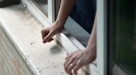 Qardaşıgilə qonaq gedən qız 8-ci mərtəbədən yıxıldı