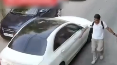 Yeni DƏLƏDUZLUQ üsulu: Qəsdən telefonu maşına vurub pul tələb edirlər &ndash; VİDEO