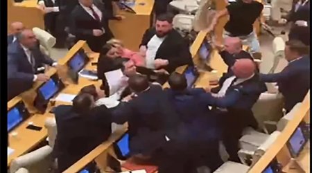 Gürcüstan parlamentinin iclasında DAVA: Deputatlar əlbəyaxa oldular - VİDEO