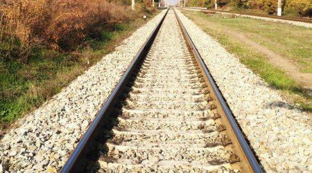 Dəmir yolu relslərinin arasına tonlarla daş tökülməsinin səbəbi bəlli oldu