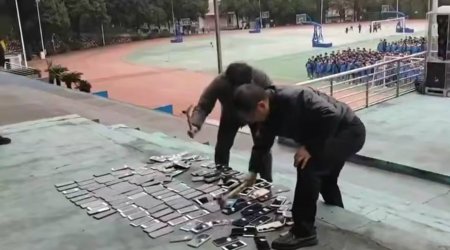 Çində məktəblilərin telefonları nümayişkaranə şəkildə sındırıldı - VİDEO