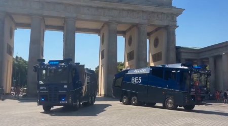 Berlin polisi su şırnaqları ilə yüzlərlə insanın köməyinə çatdı - VİDEO