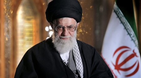 İran deputatı: "Casus Xameneinin yanında idi" - FOTO