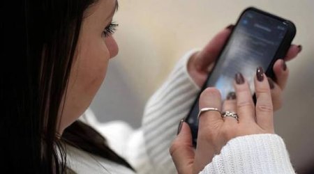 Bakıda kişi telefonuna baxan arvadını döydü