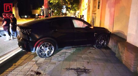 Gəncədə qadın sürücü ağır qəza törətdi: Xəsarət alan var &ndash; FOTO