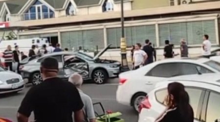 Bakıda 4 avtomobil toqquşdu: Xəsarət alanlar var &ndash; VİDEO