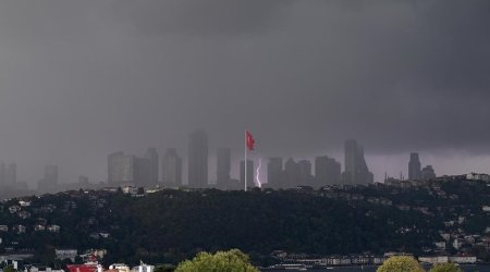 İstanbulu su BASIB - Nəqliyyatın hərəkətində çətinlik yaranıb