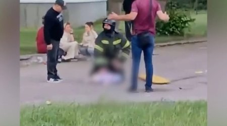 Sürücü ana və iki uşağını vurdu - 3 yaşlı uşaq həlak oldu