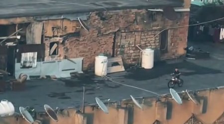 Bakıda TƏHLÜKƏLİ ANLAR: Azyaşlı binanın damında velosiped sürdü - VİDEO