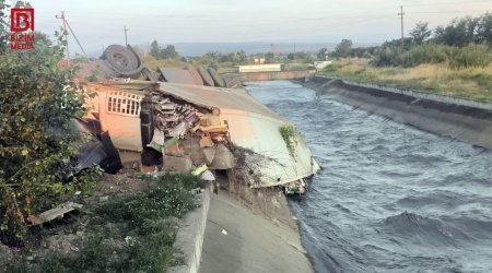 Qusarda yük maşını aşdı: Badımcanlar yol kənarına töküldü