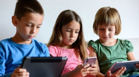 Ailə institutuna yeni TƏHLÜKƏ - Sosial şəbəkələr uşaqları necə dəyişir?
