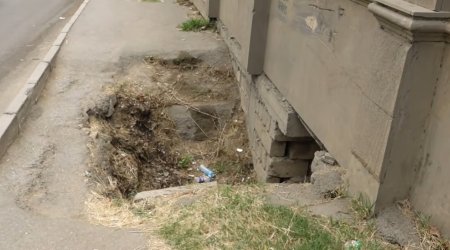 Binəqədidə səkidə böyük çuxur yaranıb: "Çox adam bura düşür" - VİDEO
