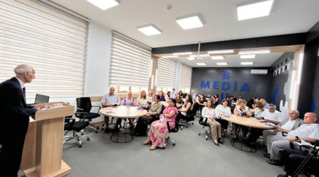 BDU-da uşaqların sosial mediada təhlükəsizliyi ilə bağlı yeni qaydalar və yeni dərslik müzakirə olundu - FOTO