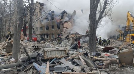 Xarkovda raket yaşayış binasına düşdü: Ölən və yaralılar var