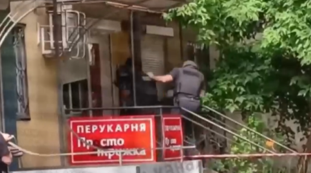 Bərbərxanada iki nəfər girov götürüldü: Cinayətkar saxlanıldı &ndash; VİDEO