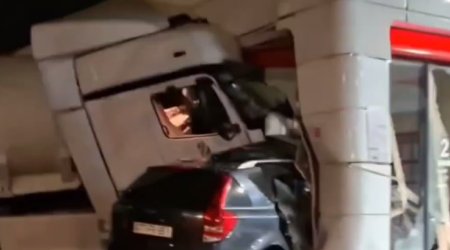 Yük maşını yanacaqdoldurma məntəqəsinə çırpıldı &ndash; Video