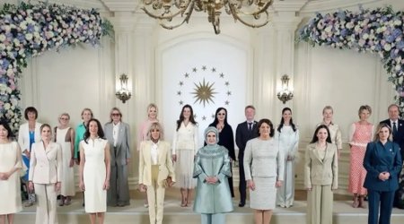 Ajda Pekkan NATO liderlərinin həyat yoldaşları üçün oxudu &ndash; VİDEO