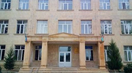 Bakıda məktəbin həyətində BIÇAQLANMA