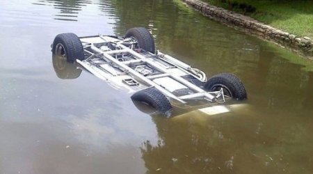Xaçmazda avtomobil GÖLƏ DÜŞDÜ &ndash; Ölən var