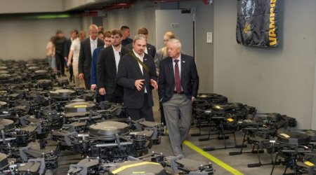 Ukrayna yeraltı dron fabrikini amerikalı senatora GÖSTƏRDİ - FOTO