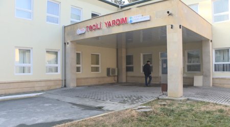 Qaxda minik avtomobili qaz xəttinə çırpılaraq aşdı