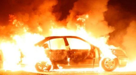 Ağdaşda &ldquo;Mercedes&rdquo; yanıb kül oldu