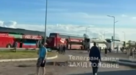 Ukrayna-Polşa sərhədində kilometrlərlə növbə: Gözləmə müddəti 13 saata çatıb - VİDEO