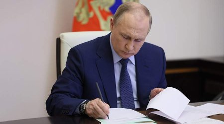 Putin Peskova &ldquo;Rusiya Qəhrəmanı&rdquo; adını VERDİ &ndash; FOTO