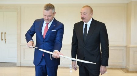 İlham Əliyev və Pelleqrini biri-birilərinə hədiyyələr təqdim etdilər &ndash; FOTO