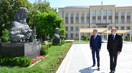 Prezidentlər Şuşada işğal dövründə güllələnmiş büstlərə baxdılar &ndash; FOTO - VİDEO