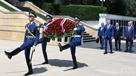 Slovakiya Prezidenti Bakıda şəhidlərin xatirəsini andı &ndash; FOTO