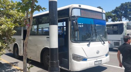 Bakıda nasaz avtobus qəza şəraiti yaratdı - Sürücü sərnişinləri təhqir etdi - VİDEO