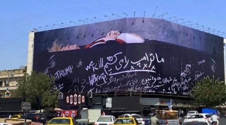 Tehranda Trampın nəhəng plakatı yerləşdirildi