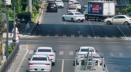 Bakıda iki parkın kəsişməsində yeni piyada işıqforları quraşdırıldı - VİDEO