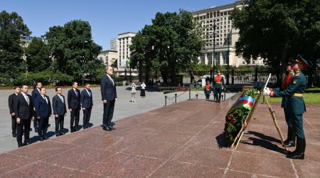 Ceyhun Bayramov Moskvada "Naməlum əsgər" məzarını ziyarət etdi - FOTO