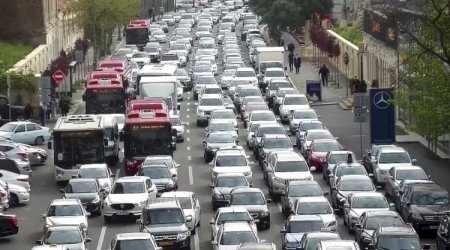 Səbirsiz sürücülərin tıxacda yaratdığı TƏHLÜKƏ &ndash; Adi qayda pozuntusu, yoxsa avtoxuliqanlıq?
