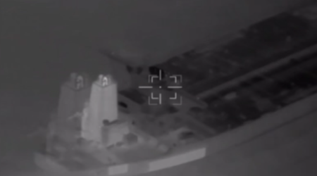 İran Hörmüz boğazında neft tankerinə hücum etdi - VİDEO