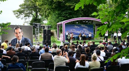 Şuşada Natəvanın evinin qarşısında musiqili kompozisiya - FOTO