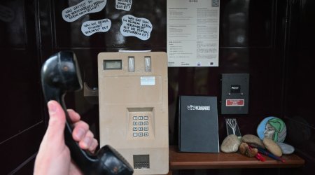 Qəbiristanlıqda ölənlərlə "danışmaq" üçün telefon köşkü quraşdırıldı – FOTO
