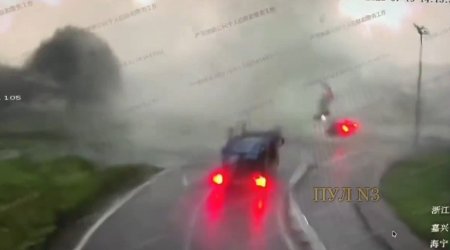 Çində tornado avtomobili havaya uçurdu &ndash; ANBAAN VİDEO