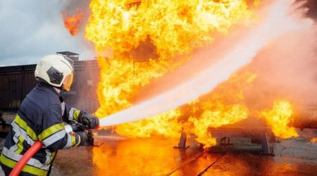 Bakıda binanın elektrik şaxtası yandı: Sakinlər təxliyə edildi