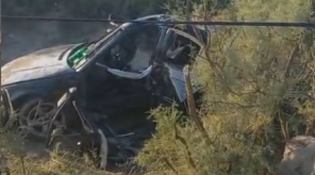 Neftçalada ağır qəza: BMW işıq dirəyinə çırpılıb aşdı - VİDEO