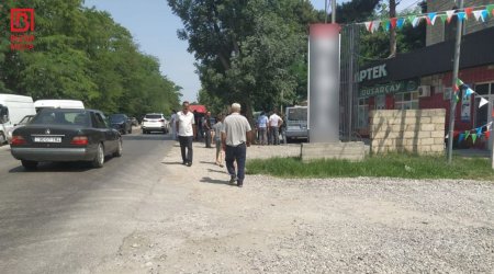 Xaçmazda aptekin qarşısında meyit TAPILIB &ndash; ÖZƏL/FOTO