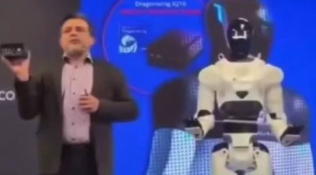 Robot təqdimat zamanı qəfil yıxıldı &ndash; ANBAAN VİDEO