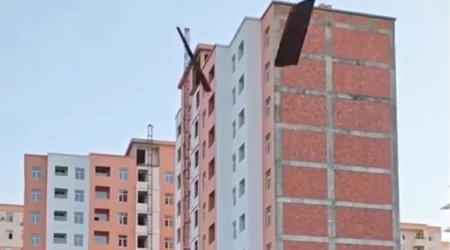 Bakıdakı küləkli havada təhlükəli anlar- VİDEO
