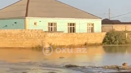 Sarayda su borusu partladı - Küçə keçilməz oldu - VİDEO