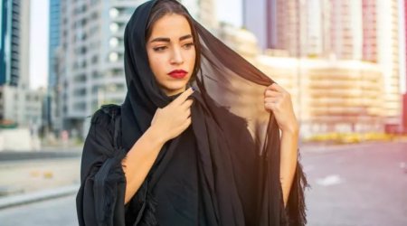 Səhrada insanların qara geyinməsi təsadüfi deyil: istidən necə qoruyur?