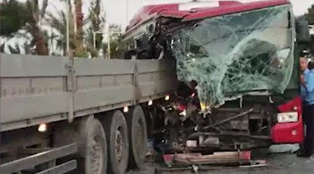 Bakıda sərnişin avtobusu yük maşınına çırpıldı - VİDEO