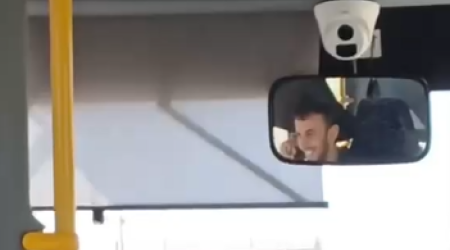 Avtobus sürücüsü sükan arxasında telefonla danışdı &ndash; Sərnişinlər narazılıq etdi - VİDEO