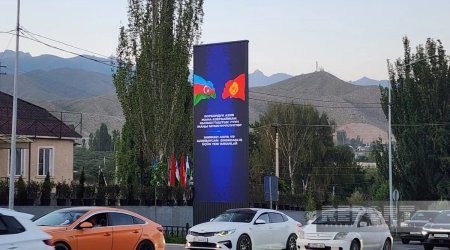 Prezidentin səfəri etdiyi şəhərdə Azərbaycan bayraqları və bannerlər quraşdırılıb